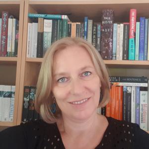 Brigitte Scheutz vor einem Bücherregal
